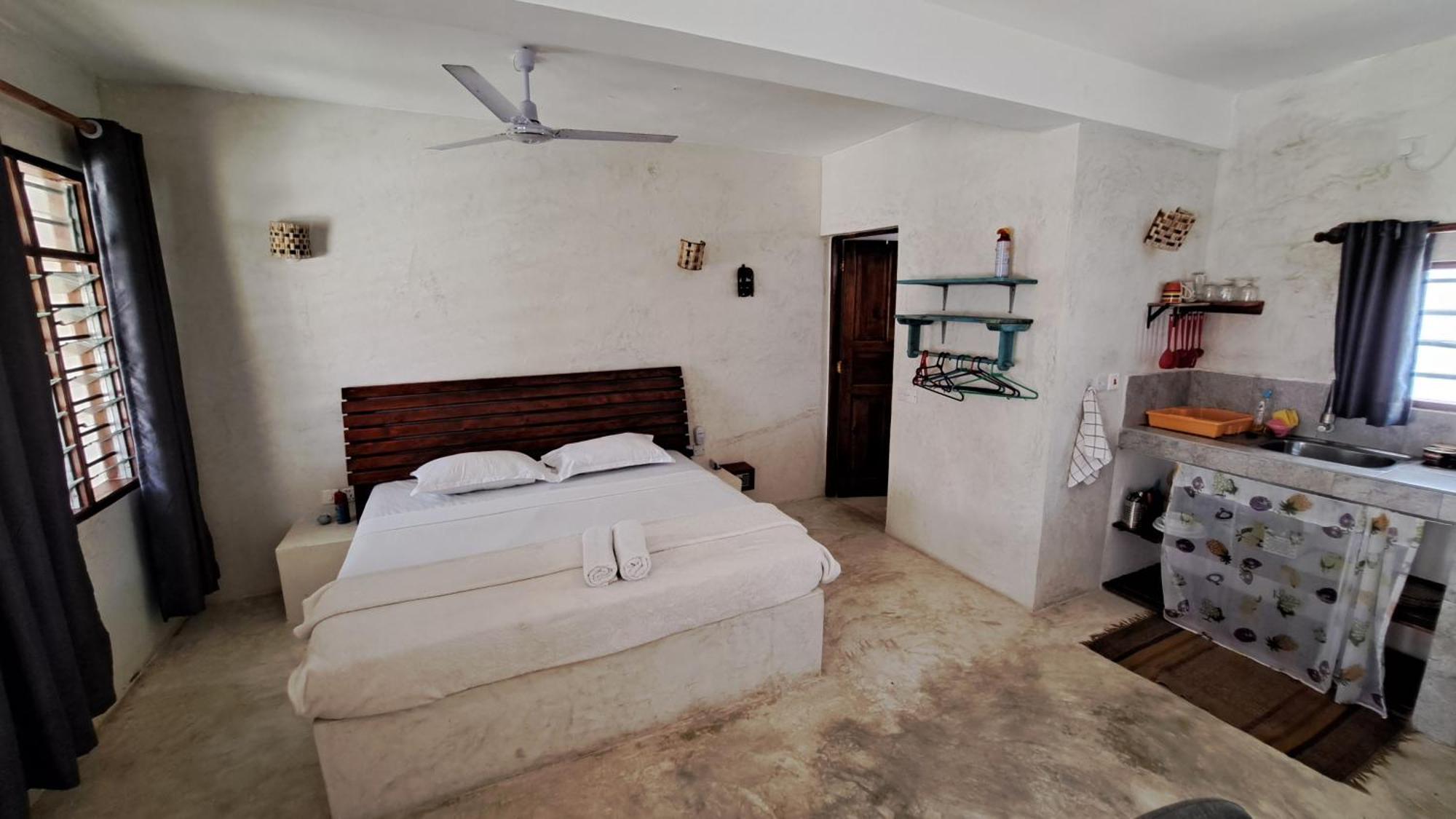 Kaleb'S Beachfront Serviced Studio Apartments Malindi Extérieur photo